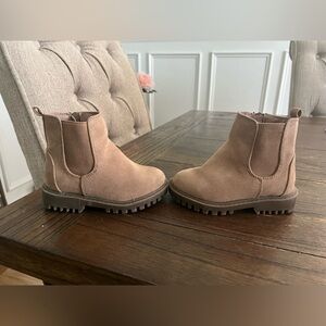 Toddler 6US.. Gap tan suede boots used